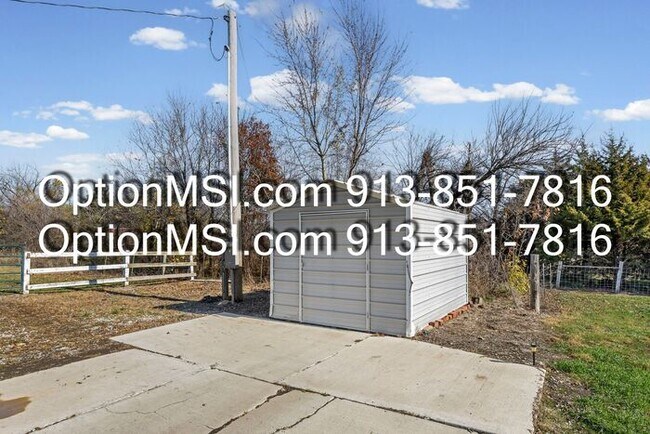 Building Photo - Country Charm Just Minutes From Lawrence!