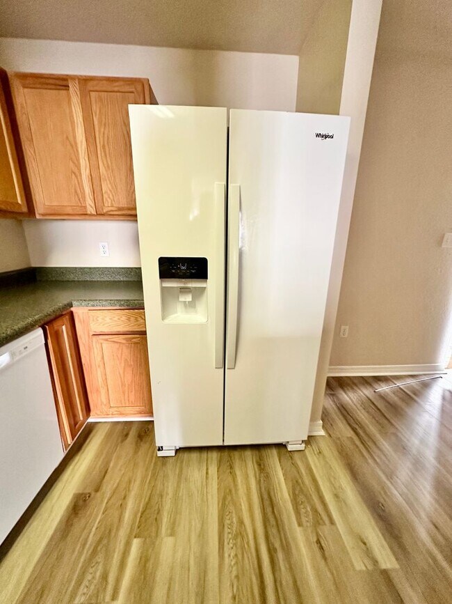 Building Photo - Nice 2 Bedroom/2.5 Bath/1 Car Garage End Unit Townhome For Rent!