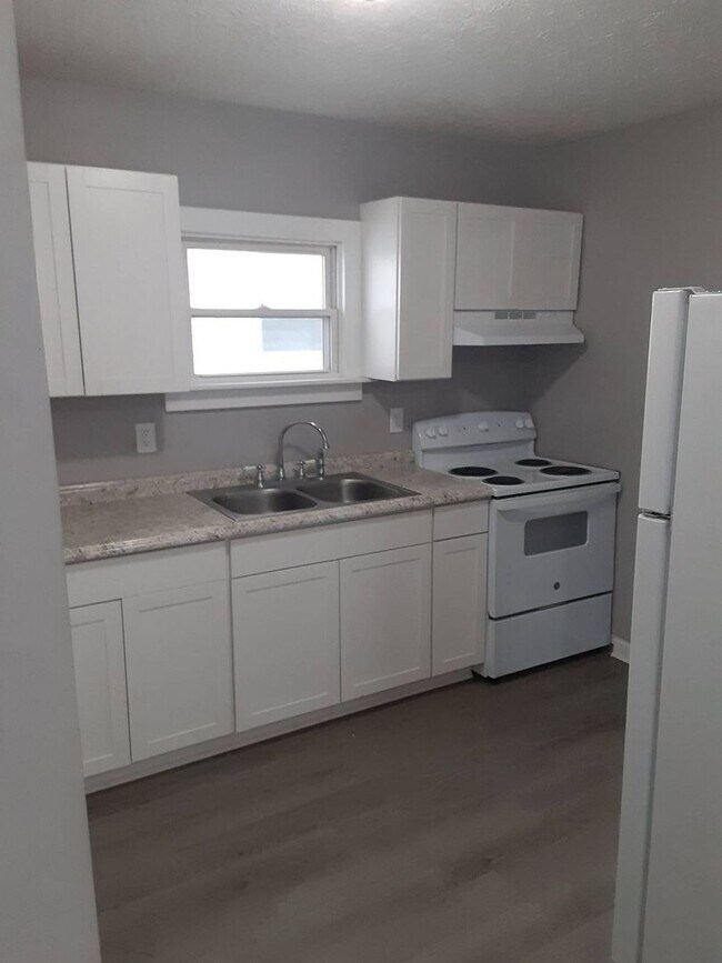 Building Photo - LEASING SPECIAL - MOVE IN BY 1/1/2026 AND RECEIVE 2ND MONTH OF RENT FREE Charming updated 2 br 1 ...