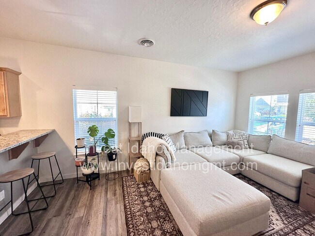 Building Photo - Stylish Townhome with Room to Relax & Ente...