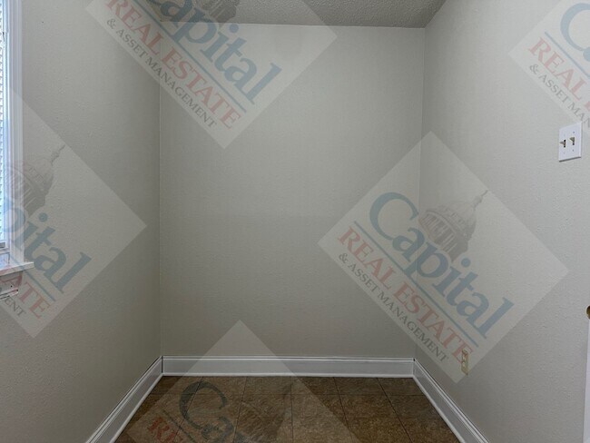 Building Photo - Cozy 2 Bedroom