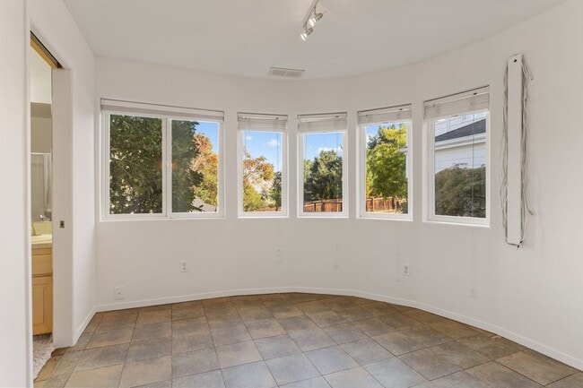 Building Photo - Beautiful 3 Bedroom 3 Bathroom Home With Stunning Views