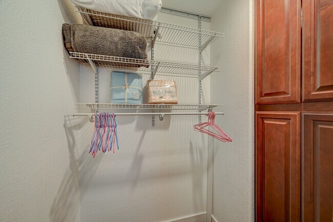 Building Photo - Charming 4 bedroom 3 bath fully furnished pool home in the heart of spring valley!