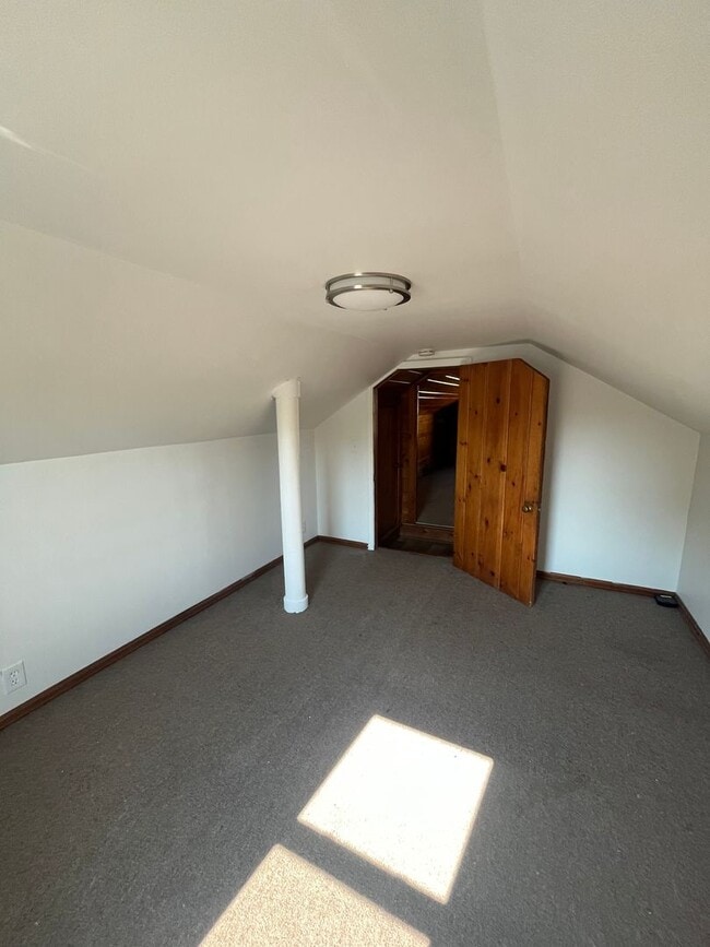 Building Photo - 3 Bed Single Family Home Available - Close to Rochester General