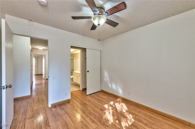 Building Photo - 2728 Miraflores Ave