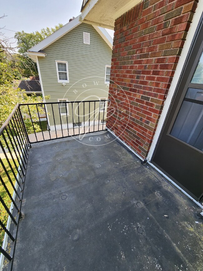 Building Photo - Charming Upper Duplex ready for you to cal...