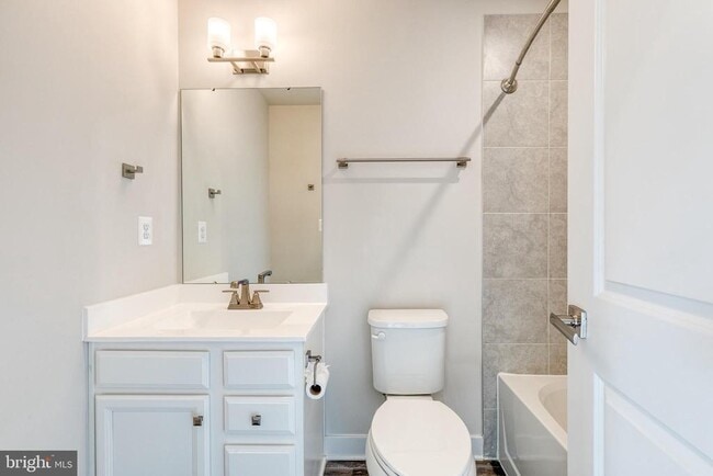 Building Photo - 228 S Newkirk St