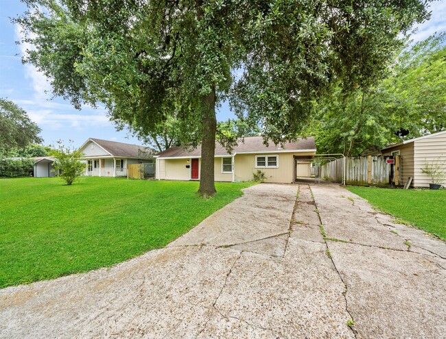 Building Photo - 1413 3rd Ave N