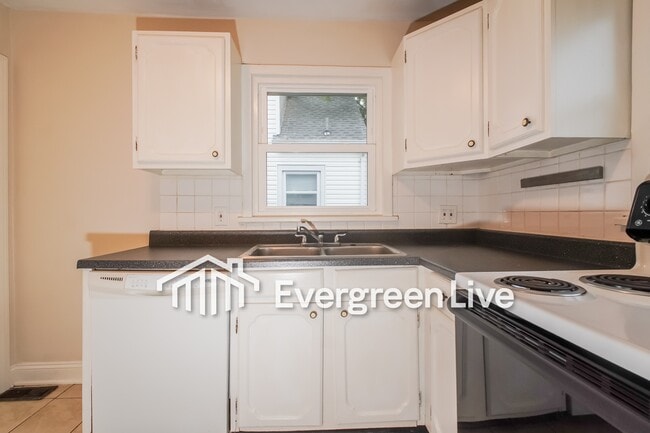 Building Photo - 1144 Chelsea Ave