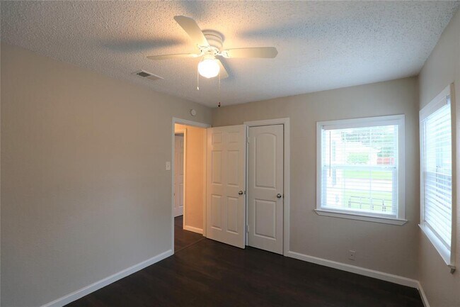 Building Photo - 8418 Grovecrest Dr
