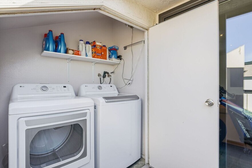 Building Photo - 450 W Vermont Ave