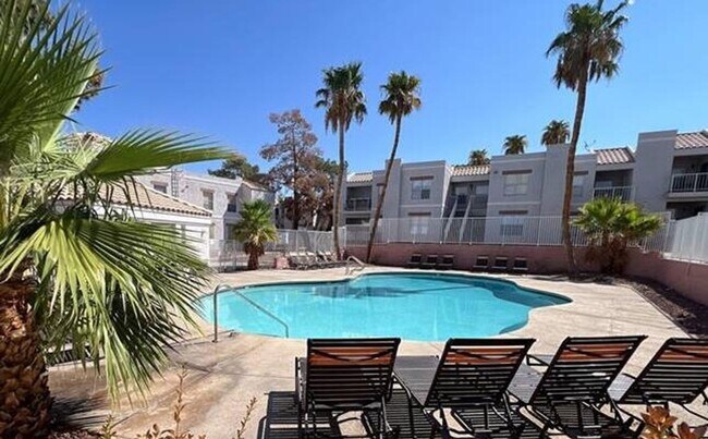 Building Photo - Bright spacious condo near Sunrise Mountain