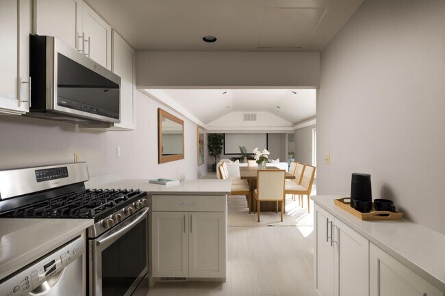 Building Photo - 10 Meadow Ln