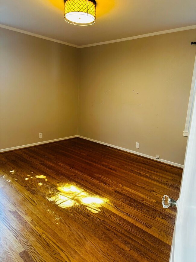 Building Photo - Vintage Vibes