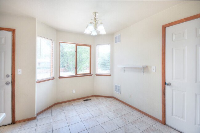 Building Photo - 2540 Lyncrest Dr