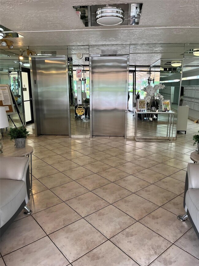 Building Photo - 3150 N Course Ln