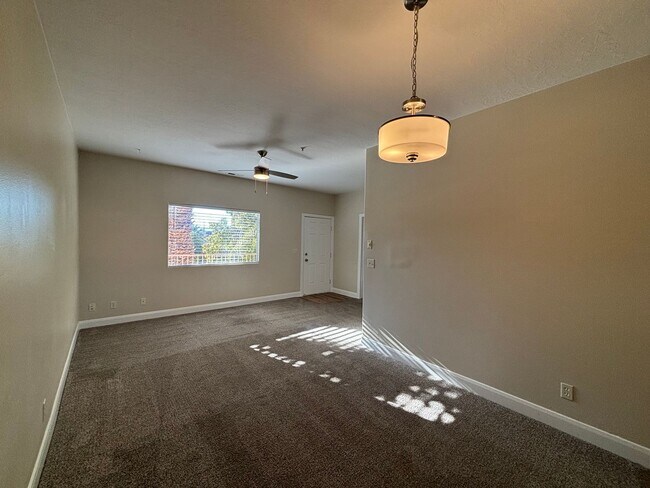 Building Photo - APARTMENT IN GREAT LOCATION FOR RENT!