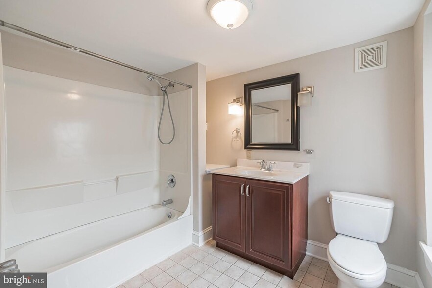 2nd Floor Bath - 3817 Cresson St