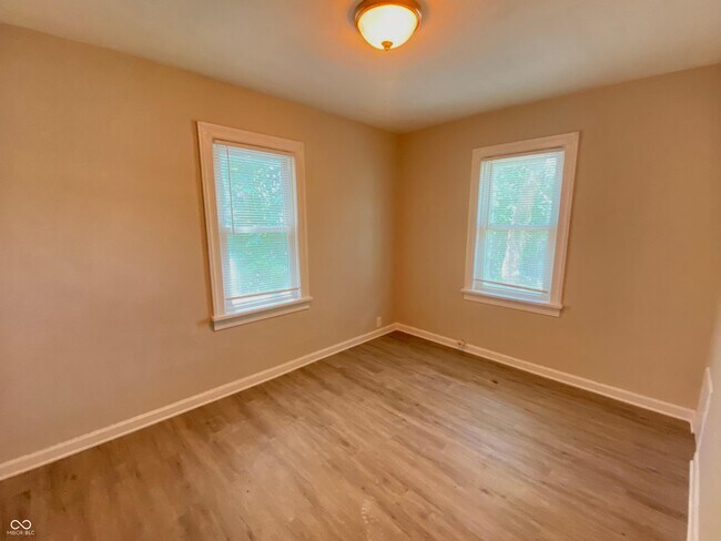 Building Photo - 1462 N Gladstone Ave