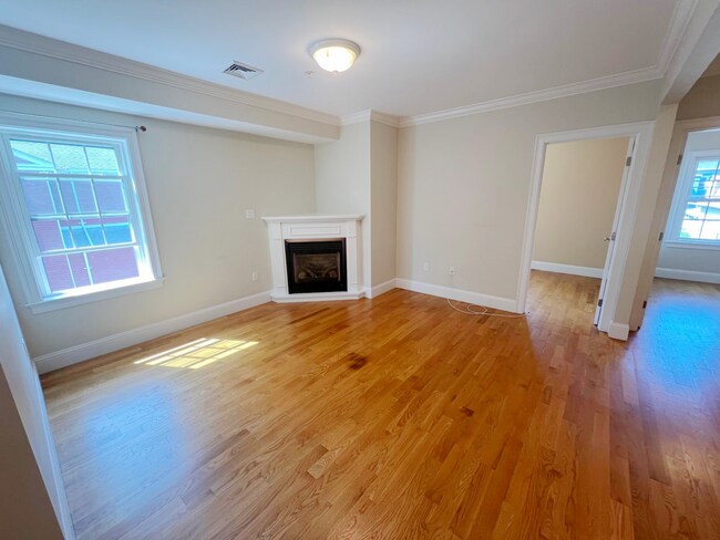 Building Photo - AVAILABLE NOW! Elegant 3-Bed Condo in Prim...