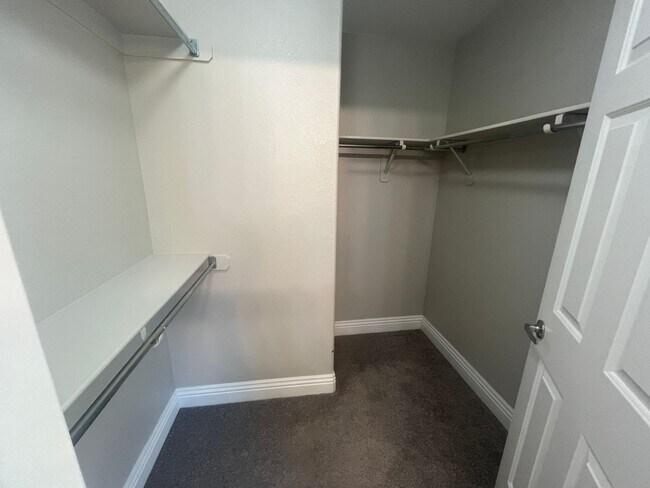 Building Photo - 2 bedroom 2 bath condo Gated community Nor...
