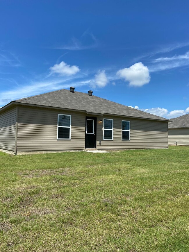 Building Photo - *Pre-leasing* Three Bedroom | Two Bath Hom...