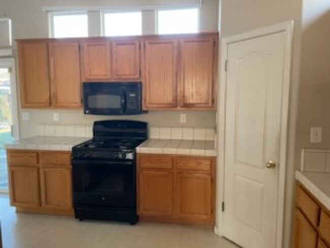 Building Photo - 3 Bedroom, 2 Bath Home $200.00 Off 1st Mon...