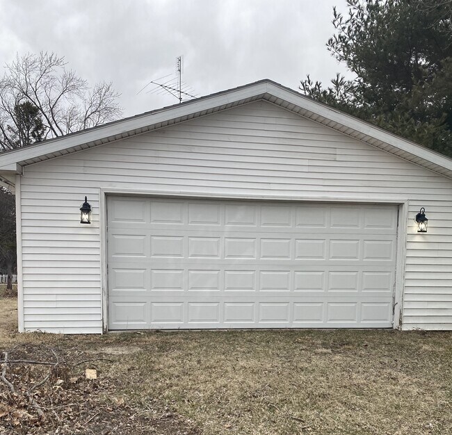 Garage - 1105 Sundown St