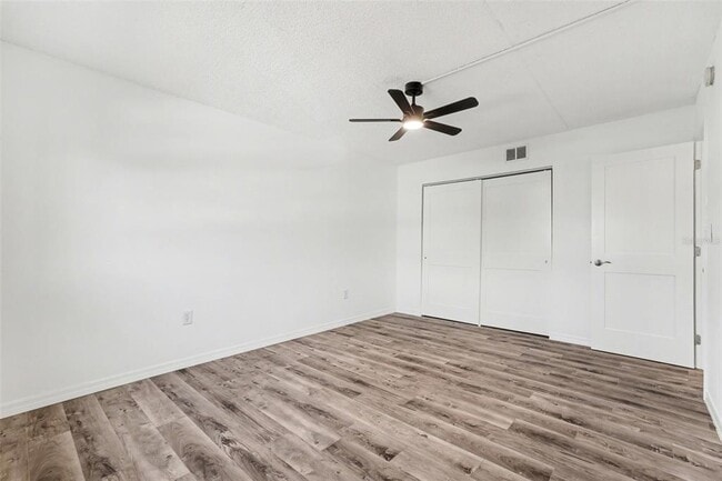 Building Photo - 8828 Bay Pointe Dr