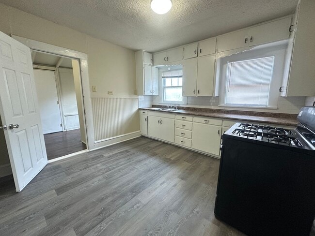 Building Photo - 2112 McKenzie Ave