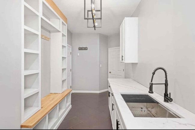 Building Photo - 8174 Colyn Ct