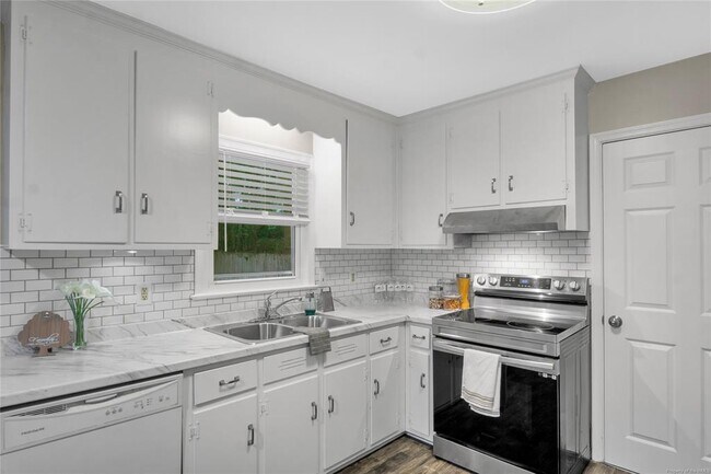 Building Photo - 117 Queen Mary Ct