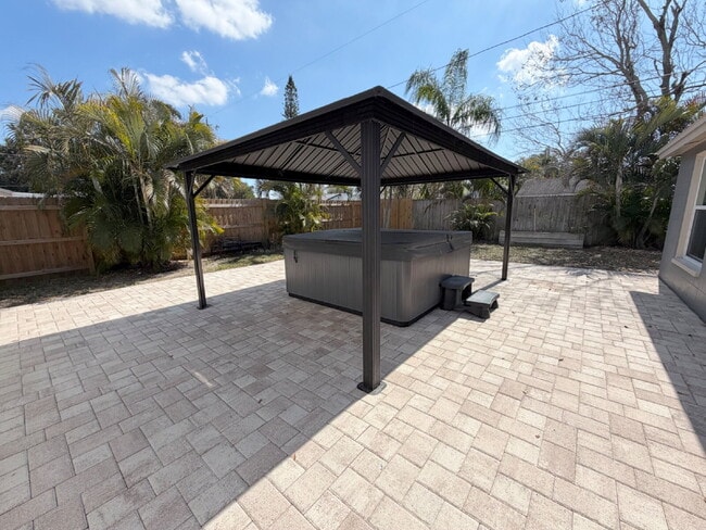 Building Photo - "Spacious 4-Bedroom Retreat with 2 Full Baths in Beautiful Seminole!"