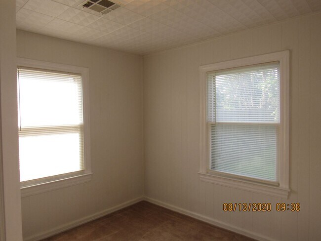 Building Photo - Located walking distance to Cameron University and Comanche Hospital !!