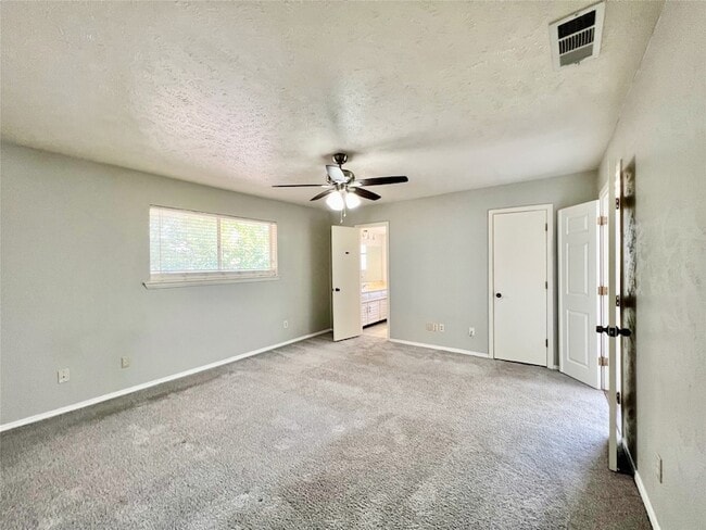 Building Photo - 2732 Parkhaven Dr
