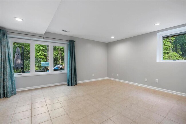 Building Photo - 486 Lakeshore Dr NE