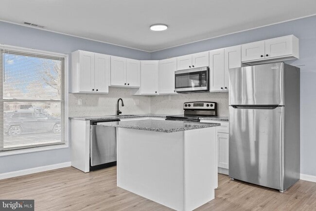 Building Photo - 338 Goldenridge Dr