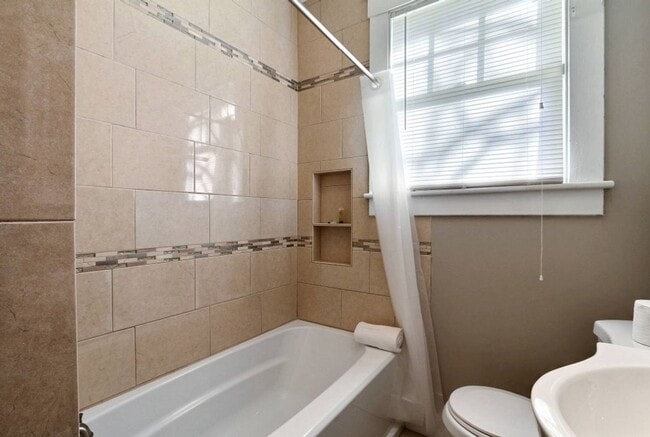 Building Photo - Large 2BR/1BA Downtown House Steps From Daffin Park