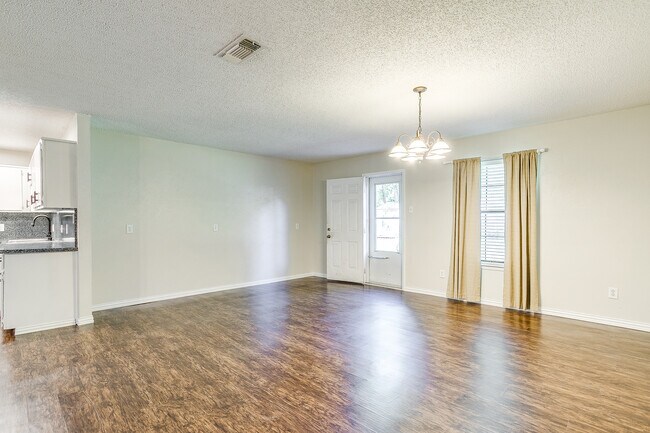 Building Photo - 1104 Sproles Dr