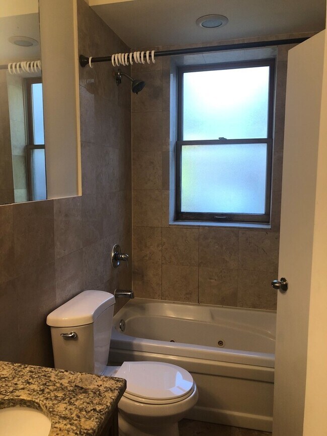 Building Photo - 1533 W Hollywood Ave