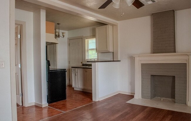 Building Photo - Must See 2-Bedroom Home!!