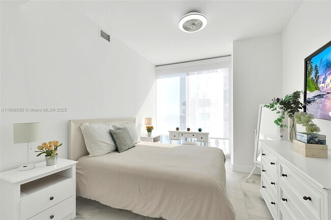 Building Photo - 700 NE 26th Terrace