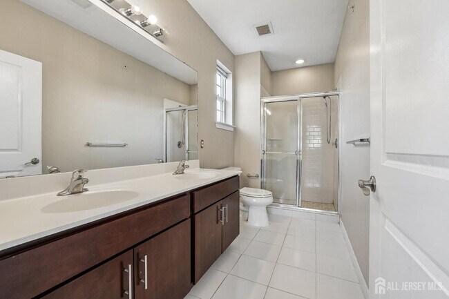 Building Photo - 347 Pond Ln