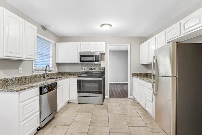 Building Photo - 10017 Edgebrook Ln