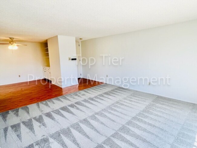 Building Photo - Very nice 2 Bd/2 Ba, 1180sf end-unit Condominium unit in University Heights available 08/01 for l...