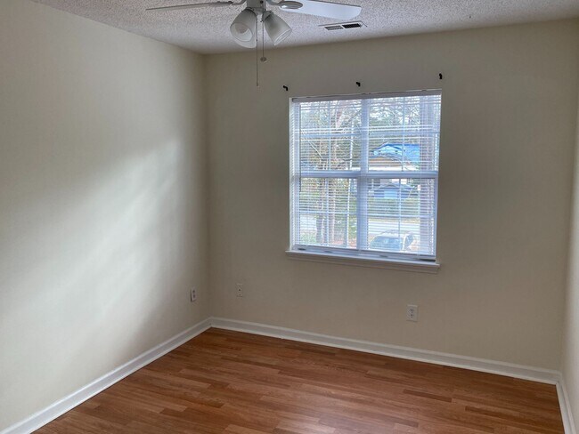 Building Photo - Student Friendly Home 208 Hillsdale Drive