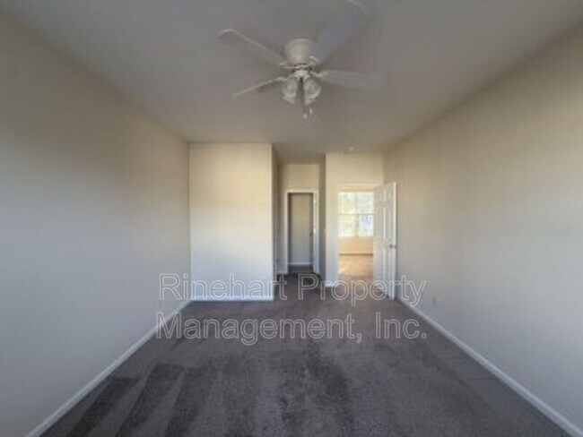 Building Photo - 2413 Woodridge Dr
