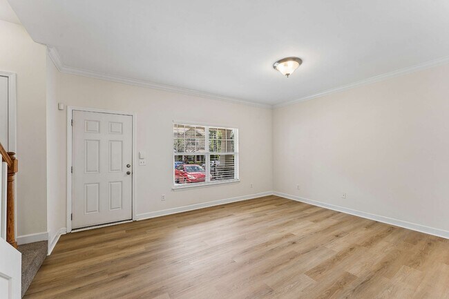 Building Photo - 553 Rosedale Ave