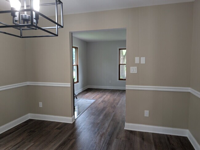 Building Photo - Spacious 4 bedroom 3 bathroom family home in Neenah