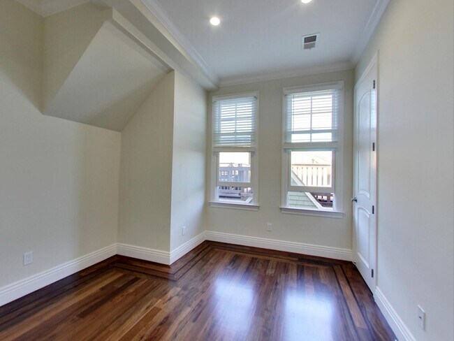 Building Photo - 1129 Green St